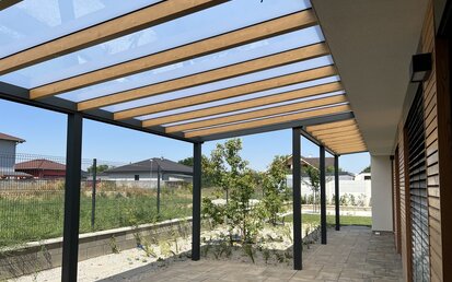 Dizajnová pergola s drevodekorom