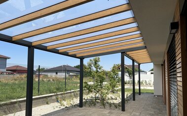 Dizajnová pergola s drevodekorom