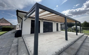 Pergola s pevnou strešnou krytinou