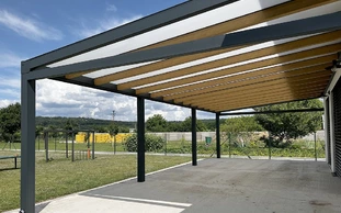 Pergola s pevnou strešnou krytinou