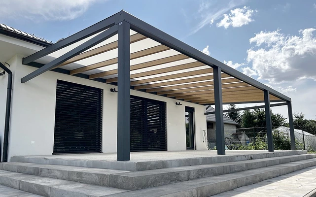 Pergola s pevnou strešnou krytinou