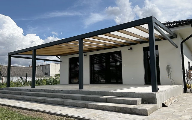 Pergola s pevnou strešnou krytinou